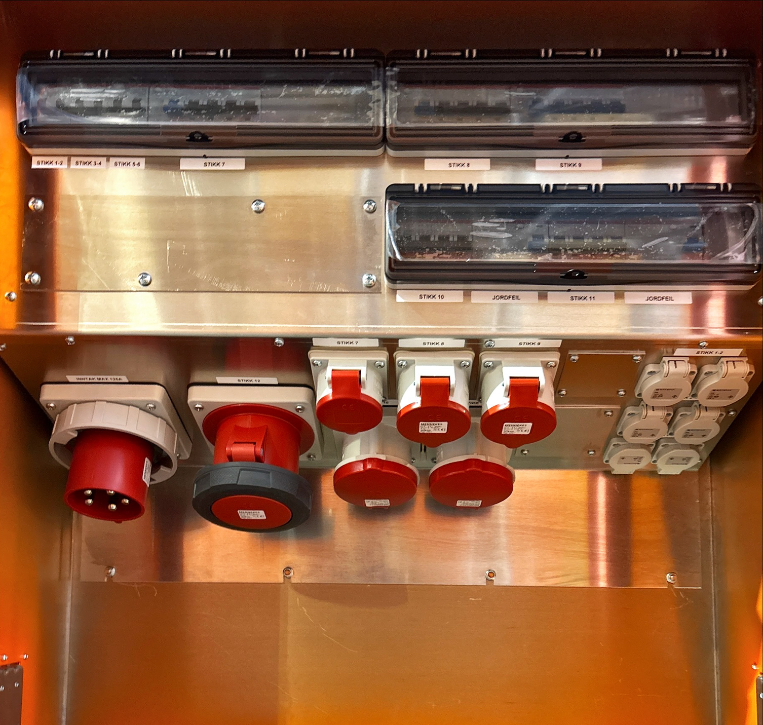 Undersentral US125A 400V bestykning 12216-R med alu stativ